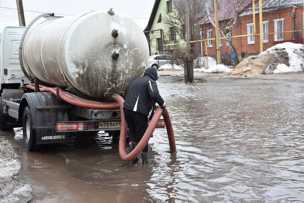 Водитель ассенизатора. Ассенизатор вода. Откачка воды. Машина для откачки воды. Коммунальщики откачивают воду.