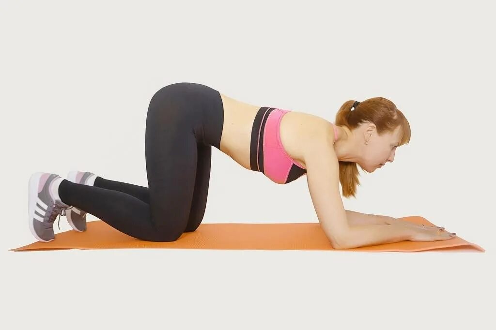 Планка на коленях. Битиласана-марджариасана. Поза на четвереньках для беременных. Йога колено локтевая поза. Упражнения на четвереньках для беременных.