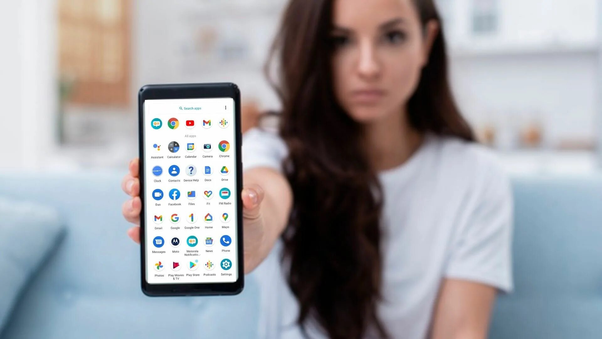 Смартфон для девушки. Девушка со смартфоном. человек со смартфоном. девушка android-смартфон. девушка со смартфоном в руках.