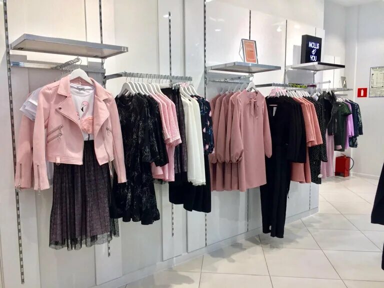 Магазин большие модники. Спб адреса магазинов одежды больших размеров. Спб адреса магазинов одежды больших размеров. Тц ульянка магазины. В модном магазине.