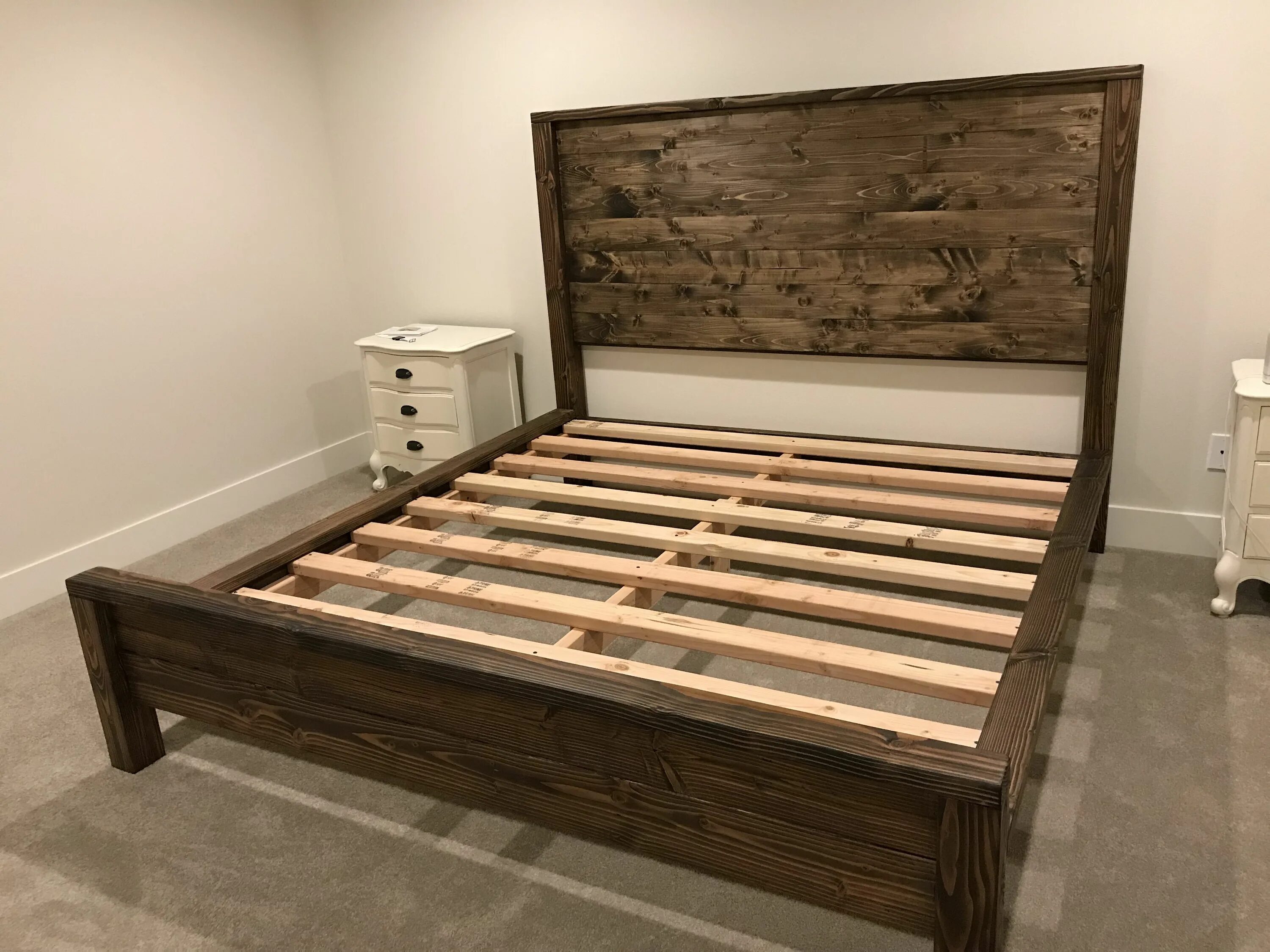 Самодельная кровать из дерева. Деревянное основание для кровати. Самодельная кровать. Деревянные кровати под матрас. Нестандартные кровати.