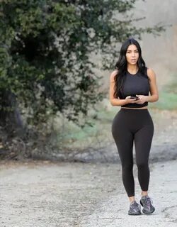 Легинс киген қыздың суреті