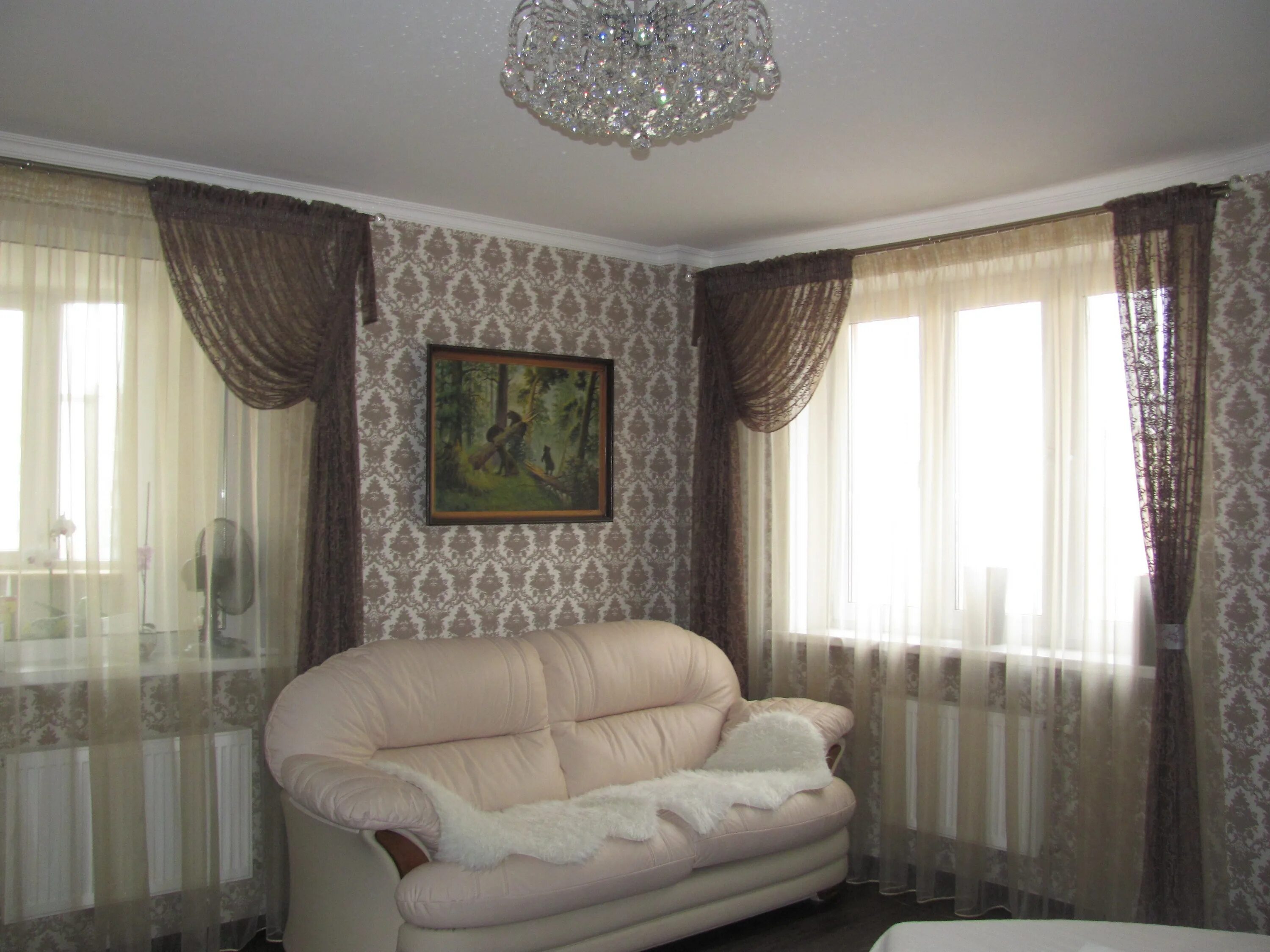 Гостиная с тремя окнами. Интерьер комнаты. Гостиная с тремя окнами. Шторы в гостиную. Ремонт комнаты двумя окнами.