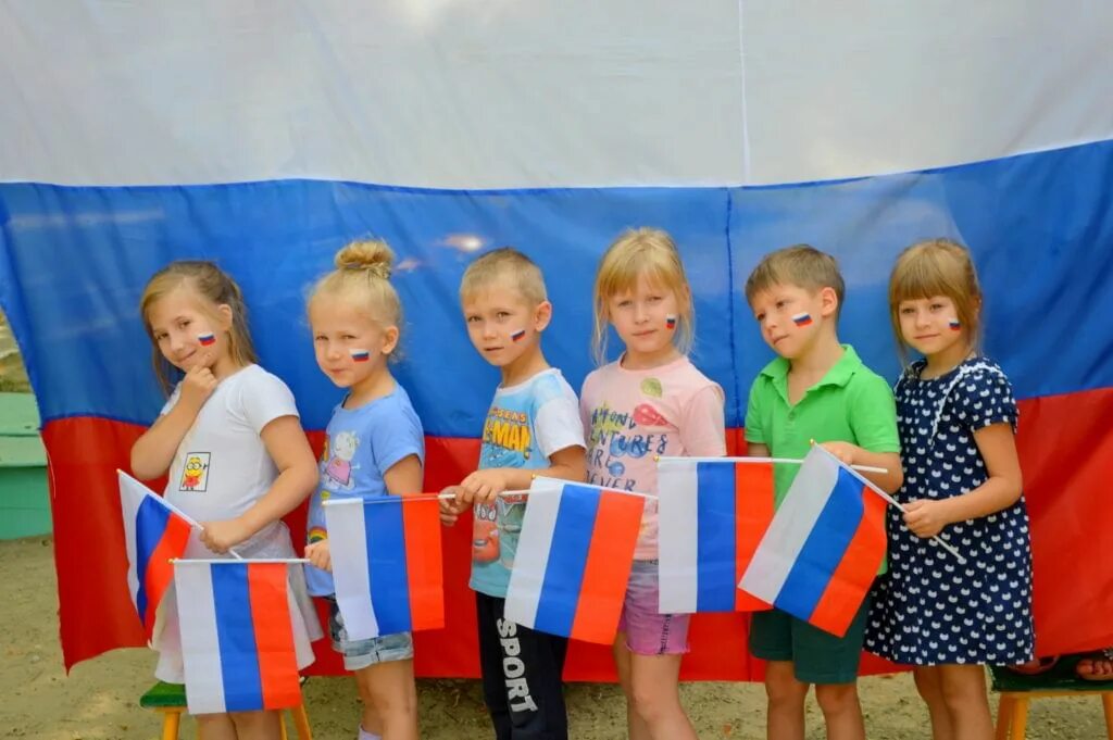Дети с флажками. Флаг для детей. День России для детей. Дети с флажками России. Про флажку