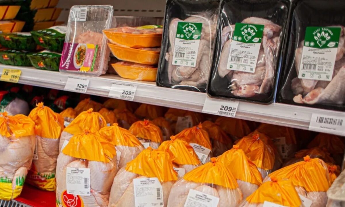 Куры крылья на разделочной доске. Курица мясо. Курица мясо. Курица мясо. Советские куры на прилавке.