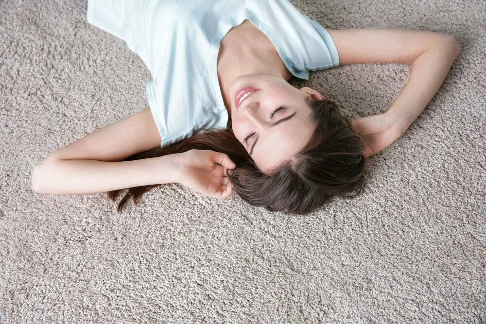 On the floor listen. Женщина лежит на полу близко. Молодая девушка лежит на полу. Девочка лежит на полу смеется. Сток женщины лежа.