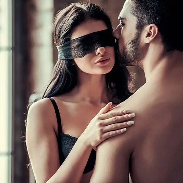 Повязка на глаз. Завязал жене глаза и сделал подарок. Ммж с завязанными глазами. Мужчина с завязанными глазами. Фотосессия с повязкой на глазах.