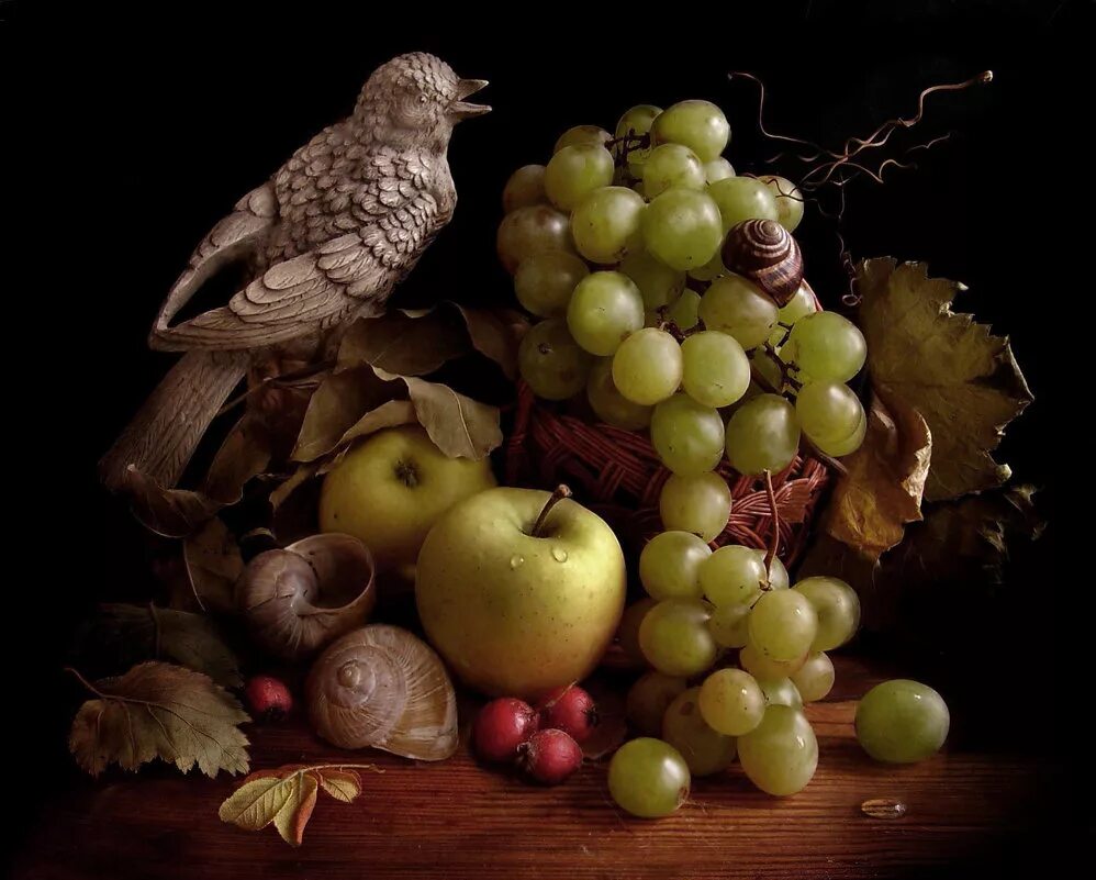 натюрморт с грушами. натюрморт с виноградом. сад груши яблоки виноград. натюрморт на деревянном столе. натюрморт с виноградом.
