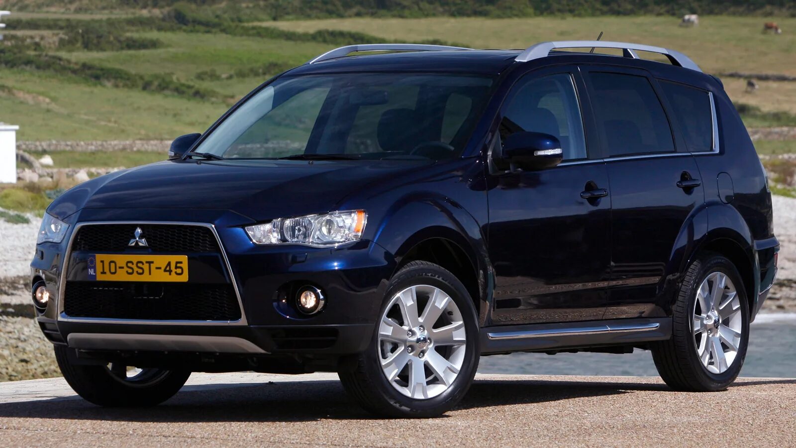 Mitsubishi Outlander XL 2010. Митсубиси Аутлендер XL 2012. Mitsubishi Outlander XL 2012.