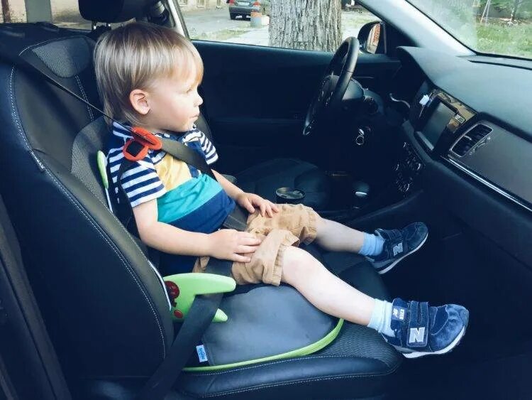 Во сколько можно на переднем сидении. Машина для детей. Ребенок на переднем сиденье автомобиля. Детское кресло на переднем сиденье. Ребенок в машине на переднем сидении.