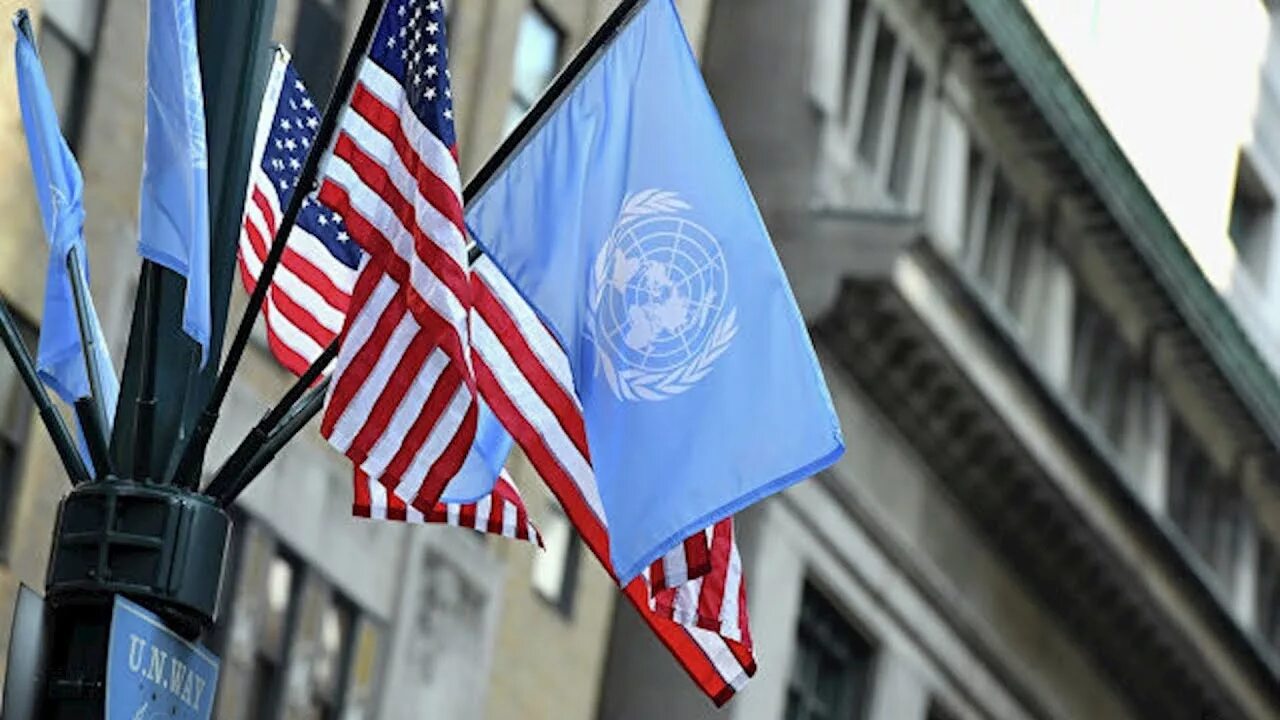 Организации оон в сша. ООН Америка. Флаг ООН И США. США ООН 2003. ООН США РФ.