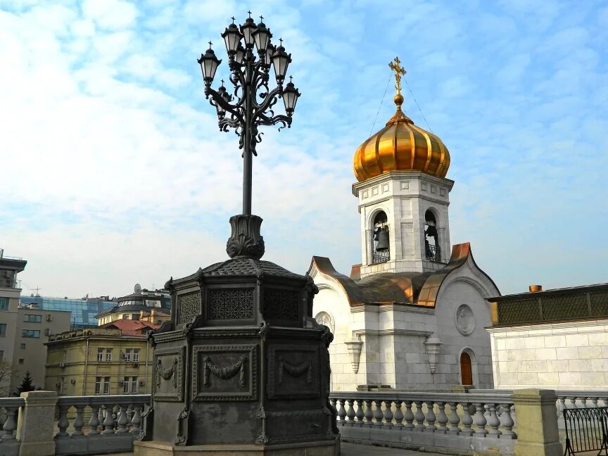 Храм христа спасителя москва набережная. Причал патриарший (храм христа спасителя). Патриарший мост (метро кропоткинская). Патриарший мост в москве. Вид с патриаршего моста у храма христа спасителя.