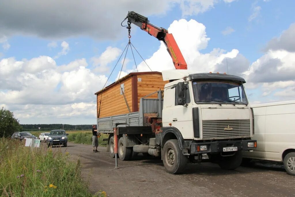 Манипулятор с бытовкой. Кран манипулятор бытовка. Манипулятор длинномер. Манипулятор КАМАЗ С бытовкой.