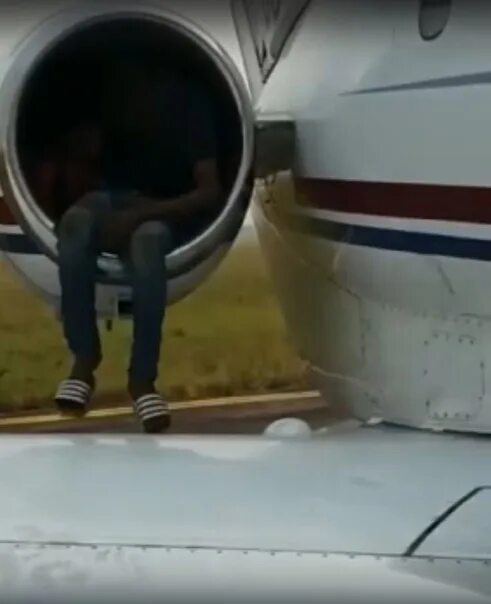 Человека засосало в двигатель самолета. Работника засосало в двигатель самолета шереметьево. Повреждения авиационных двигателей. Человек попал в турбину самолета. Зососало в турбины сомолета.