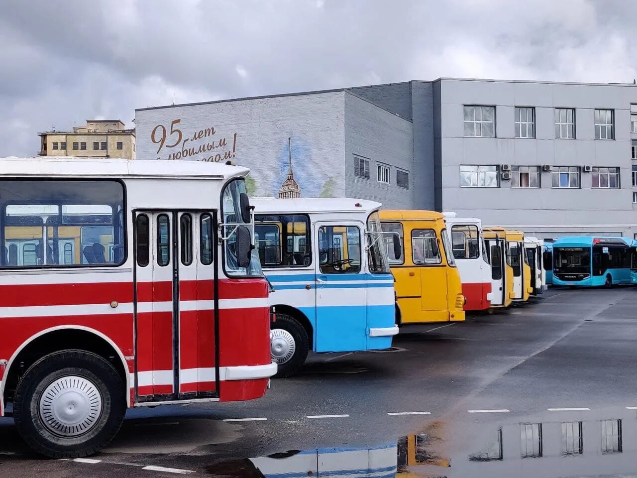 Автобус бийск советское. ЛАЗ ЛИАЗ Икарус. ЛИАЗ 677 гармошка. Икарус 205. ЛИАЗ 677 завод.