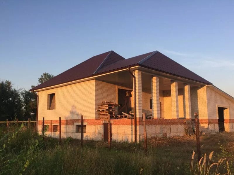 Куплю дом энгельс поселке. Волжская заводь Энгельс. Дом в Энгельсе. Дом Энгельс Саратовская обл. Дома коттеджи Волжская заводь.