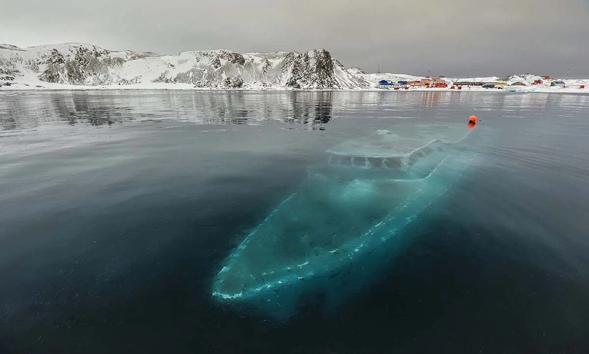 There s something in the ice. Затонувшая яхта в Антарктиде. Яхта Mar sem FIM В Антарктике. Затонувший корабль в Антарктиде. Уэдделла Антарктида.