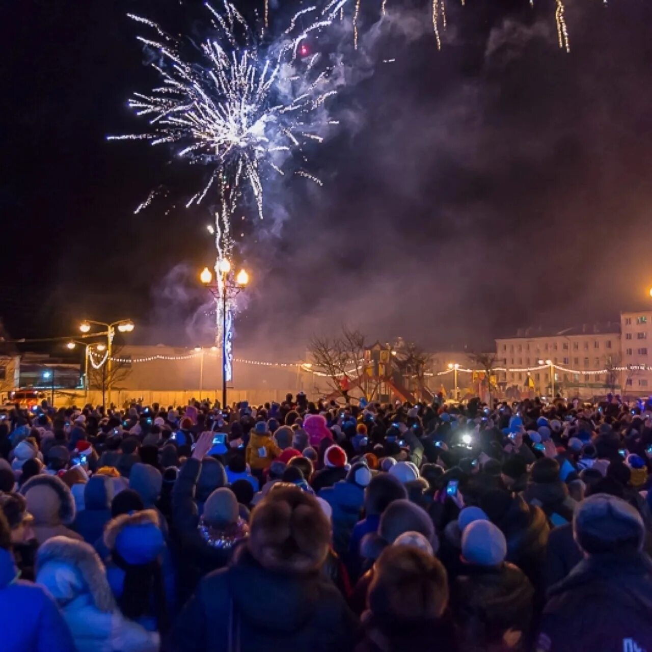 Во сколько в магадане новый год. Новогодний салют в магадане. новогодний магадан.