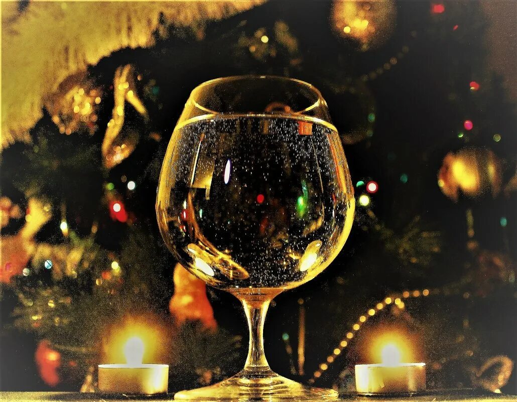 новый год бокалы. разбился стакан примета. разбить бокал в новогоднюю ночь примета. игристое вино в бокале. бокалы с шампанским.
