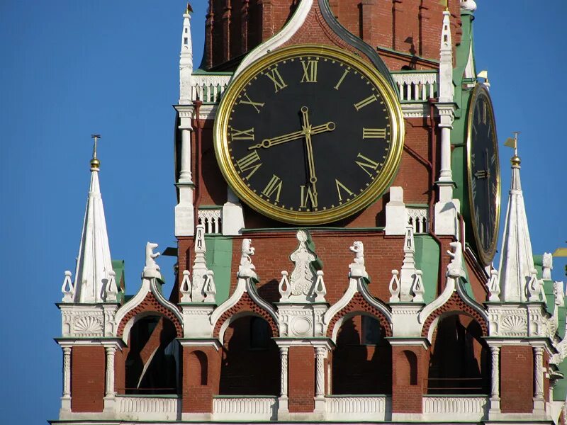 Кремлевский циферблат. Часы Спасской башни Московского Кремля. Часы-куранты на Спасской башне Московского Кремля. Часы Спасская башня Московского Кремля. Кремлевские куранты часы на Спасской башне.