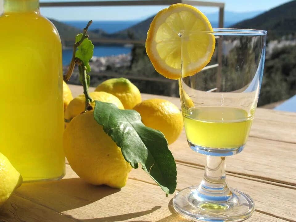 Рецепт ликера лимончелло. Лимончелло ликер. Лимонный ликер Лимончелло. Лимончелло итальянские ликёры. Лимоны для Лимончелло.