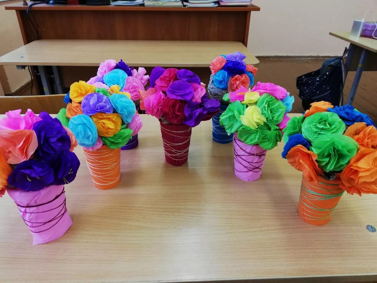 поделка на 8 марта в детский сад цветы. поделки из бумаги цветы. букет для мамы для детского сада. букетик для мамы поделка. бккет для мамы подделка.