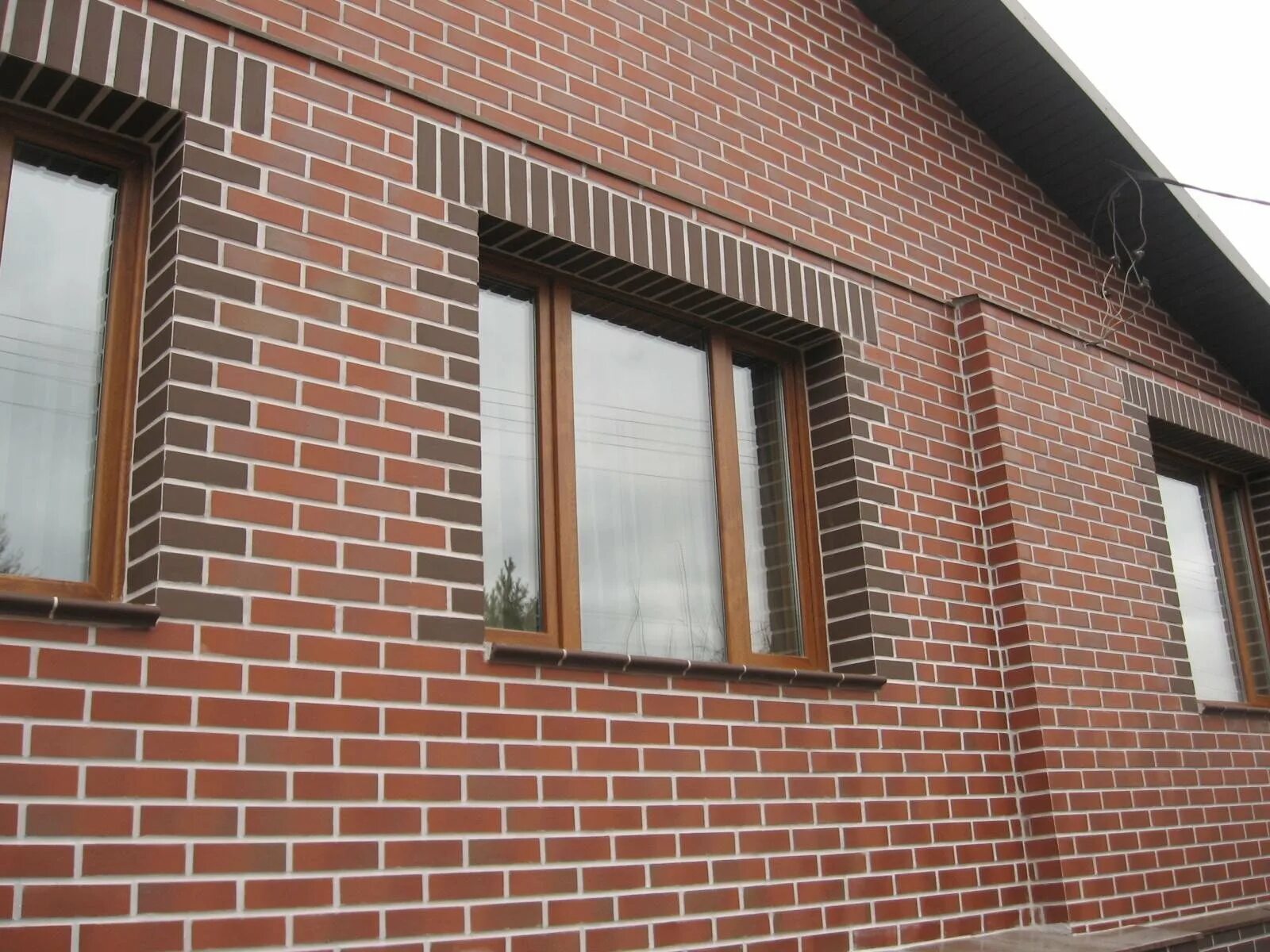 Клинкерный подоконник king klinker. Лучковая арка кирпичная. Обрамление окон из кирпича. Обрамление окон облицовочным кирпичом. Кирпичная кладка окна.