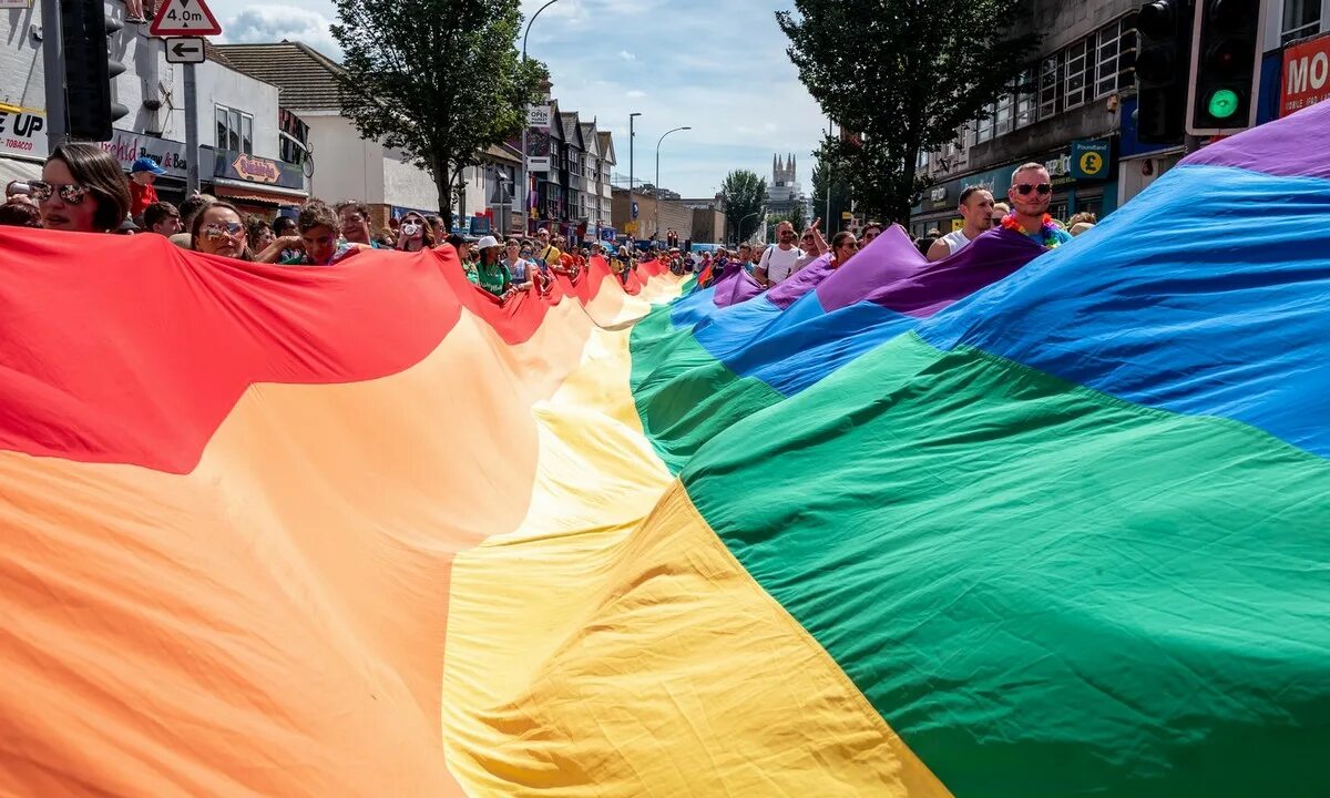 Uk 18. Brighton Pride Parade. Brighton Pride. ЛГБТ парад в Германии. LGBT Parade African Countries.