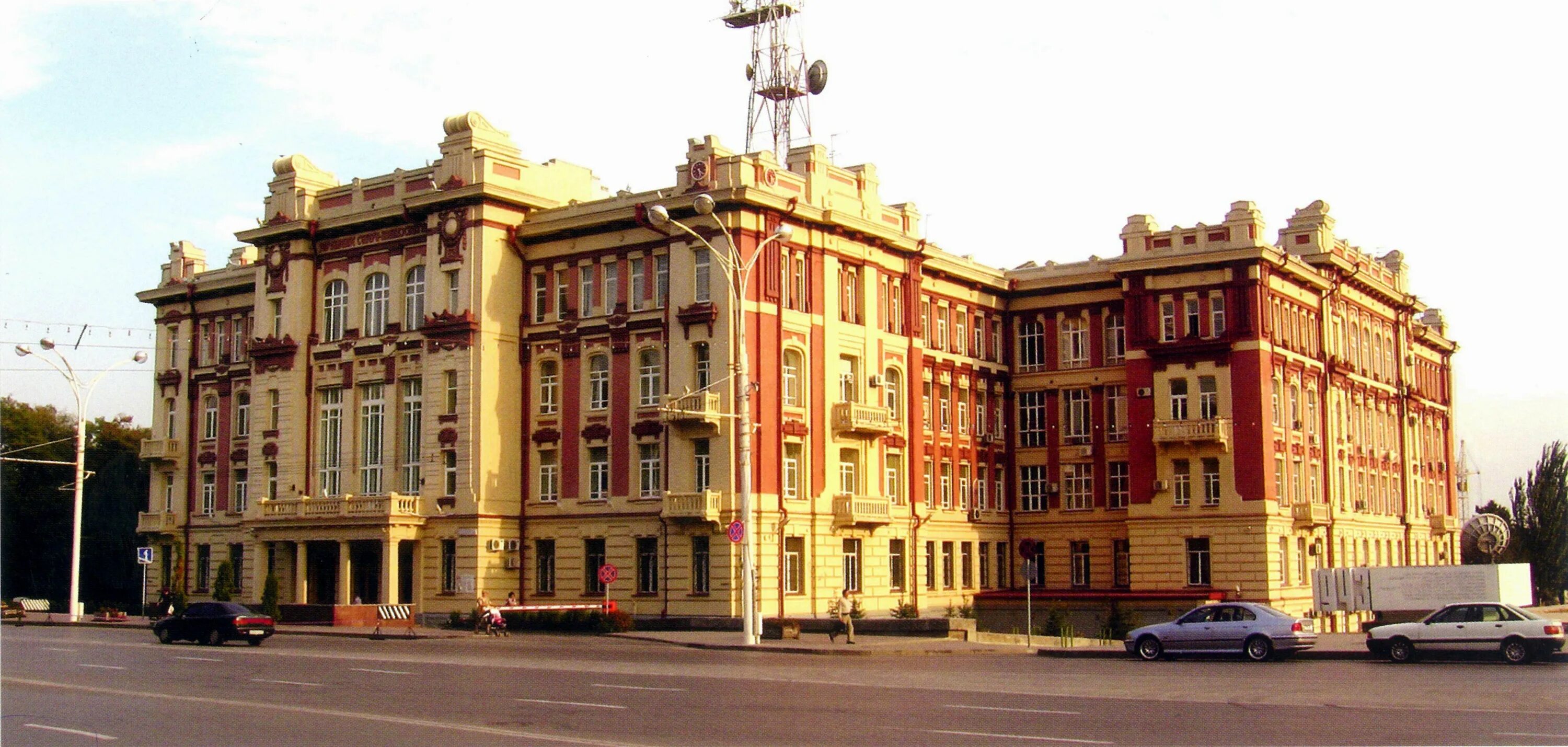 Дону управления. Здание управления скжд ростов-на-дону. здание управления владикавказской железной дороги ростов-на-дону. здание управления скжд. здание скжд ростов.