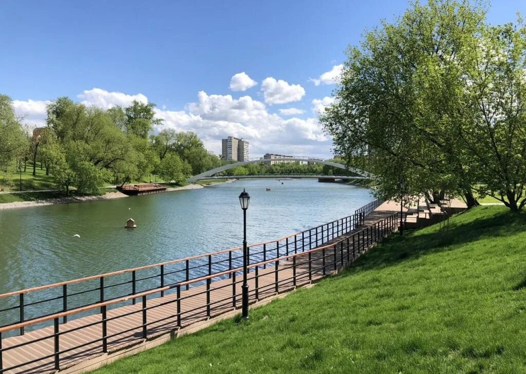 Парк рокоссовского москва. Халтуринская улица 9вл1. Москва улица бульвар рокоссовского. Бульвар рокоссовского москва. Памятник рокоссовскому в курске.