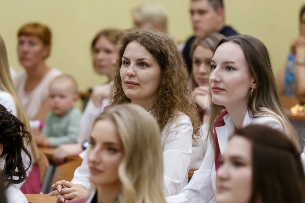 Выпускник мединститута. СГУ им Питирима Сорокина медицинский институт. Выпускницы медицинских вузов. Выпускники СГУ. Сочинский государственный университет выпускники.