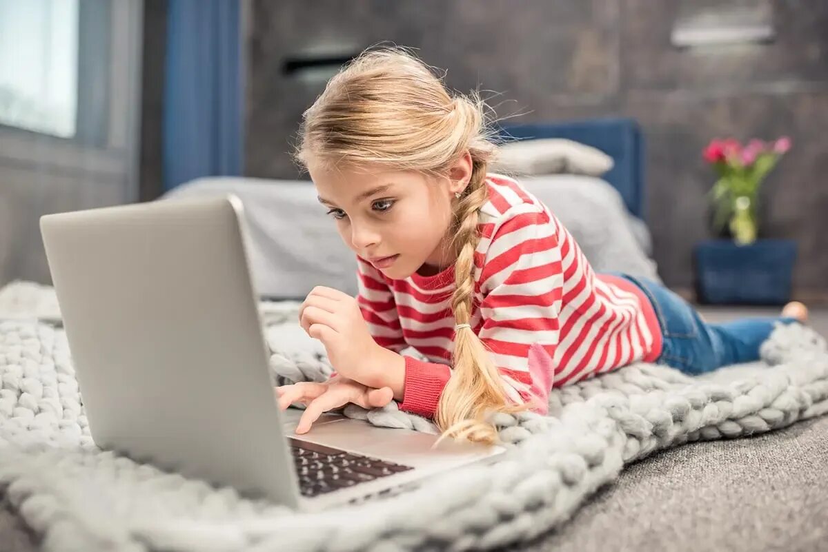 Компьютер для детей. Ребенок за компьютером. Ребенок с ноутбуком. Ребенок за ноутбуком.