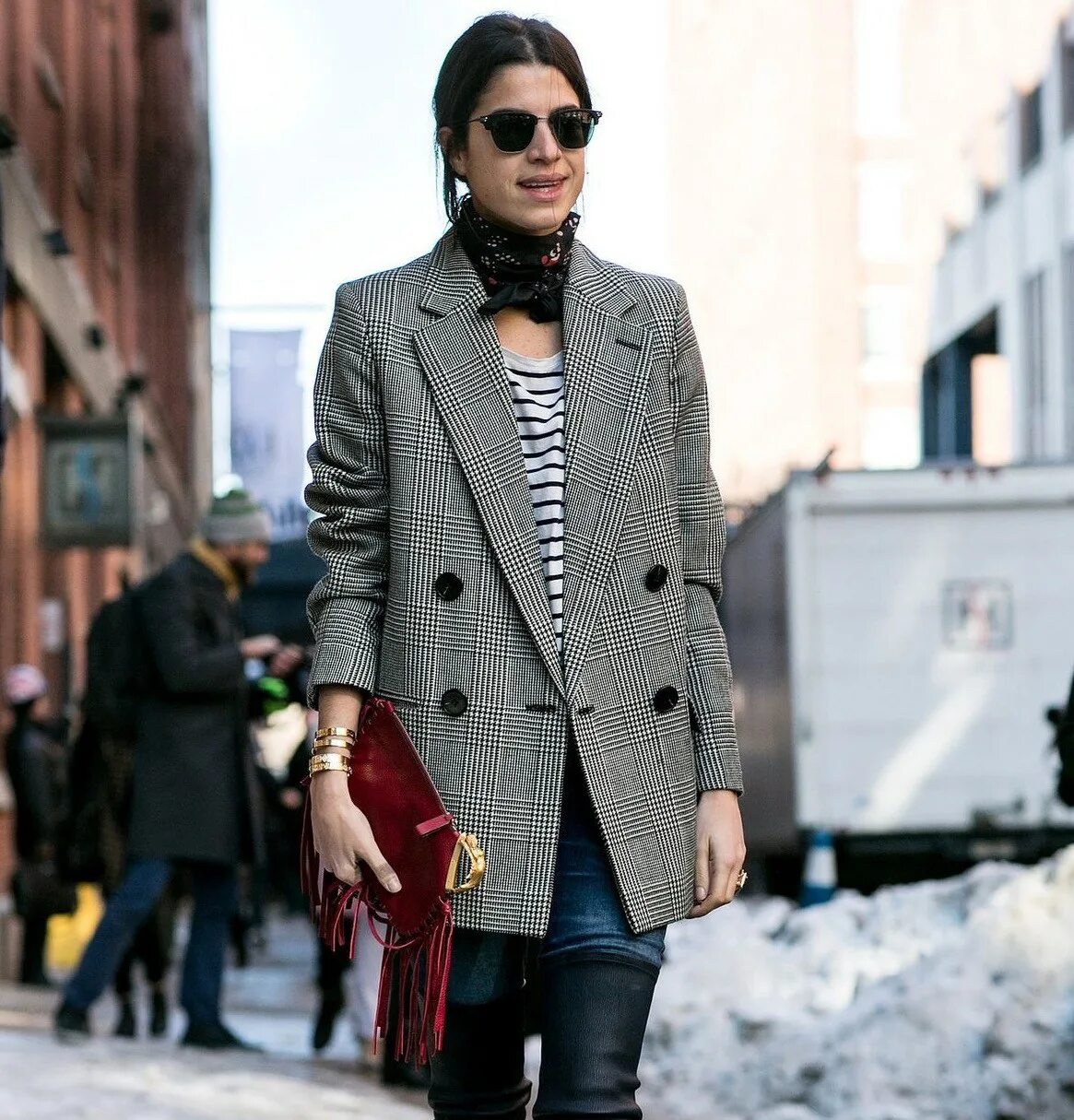 Лук с бежевым пиджаком оверсайз. Педдвк овер скйз с юбкой. Клетчатый пиджак стрит стайл. Образы с жакетом оверсайз. Пиджак оверсайз луки.