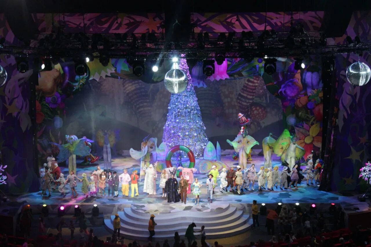 Крокус Сити Холл развлечения для детей. Вегас Сити Холл новогоднее представление. Крокус Сити Холл новогоднее представление. Крокус Сити Холл джунгли. Все кадры с крокус сити