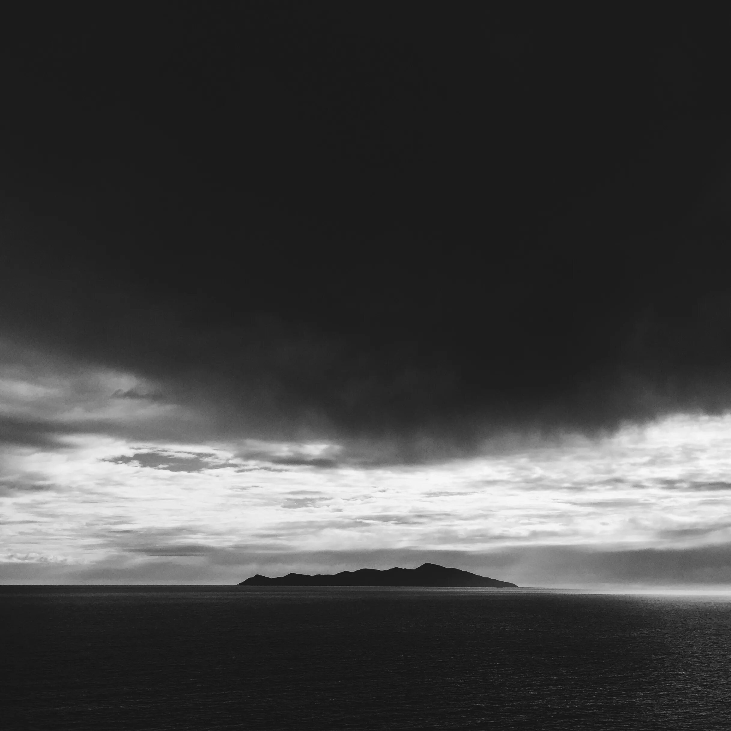 Черно белый океан. Мрачное море. Темное небо и море. Темный океан. Черно белое небо.