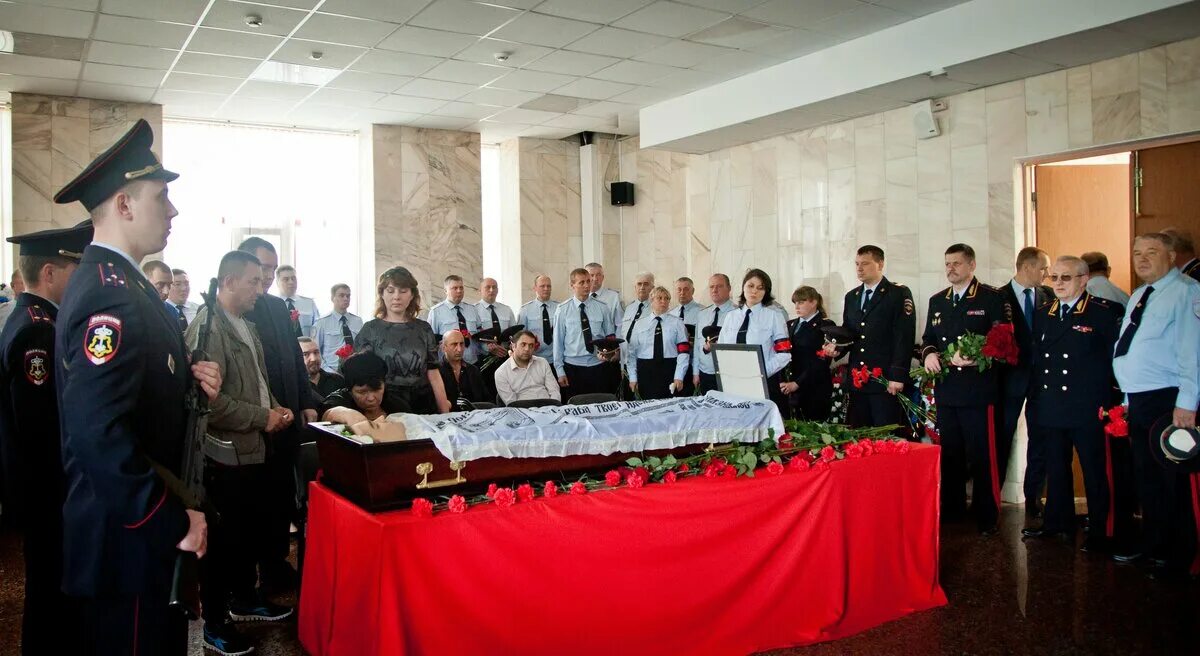 Погибшим полицейским. Андрей баннов. андрей баннов полицейский. в ельне простились с погибшим.