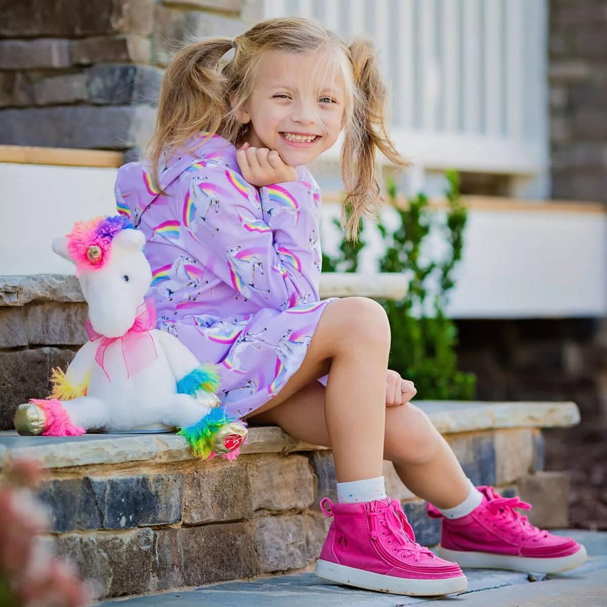 Играющий ребенок. Kids is baby. Маленький ребенок сидит. Одежда для маленьких детей. Пара детей в цветах.