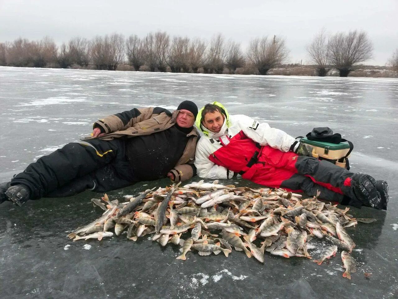 Рыбалка зимой. Рыбак зимой. Зимний улов. Рыбалка зимой на речке. Где сейчас рыбачат