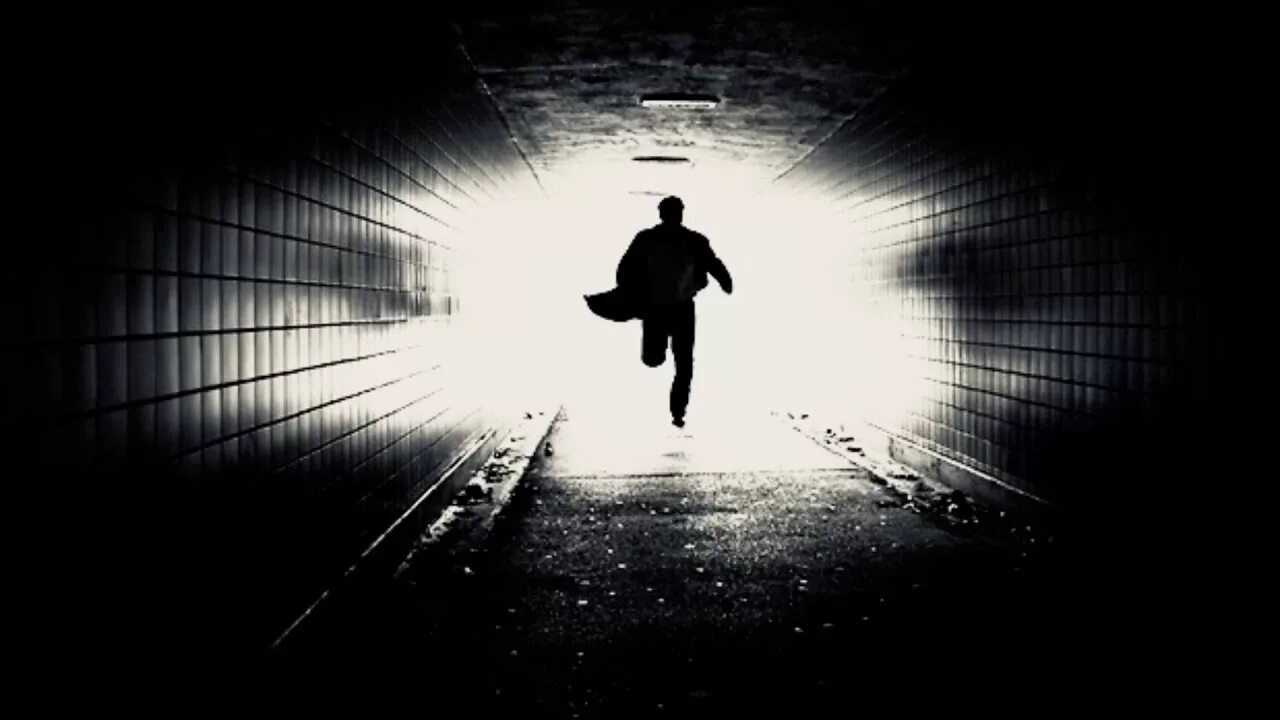 Человек бежит в темноте. Человек идет на свет. Бегущий в темноте.