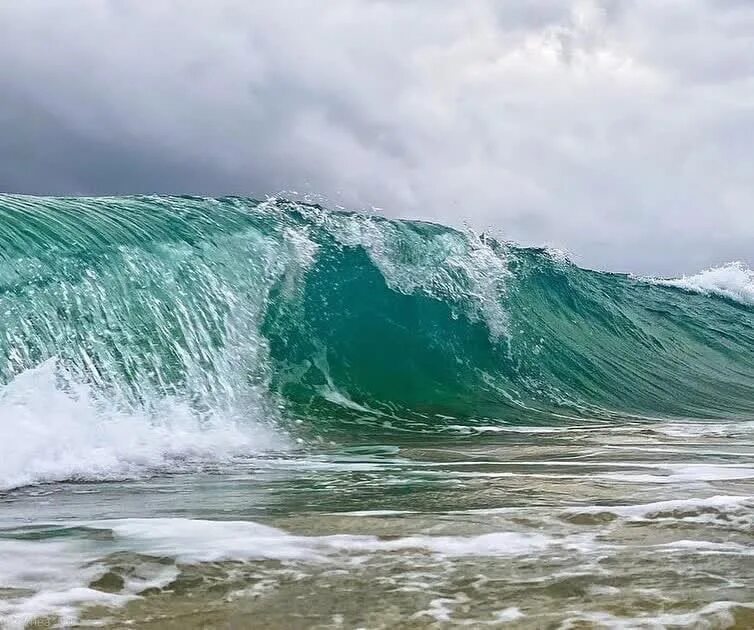Есть ли сейчас на море волны. Черное море волны. морская волна дагестан. сочи море волны. цвет моря в сочи.