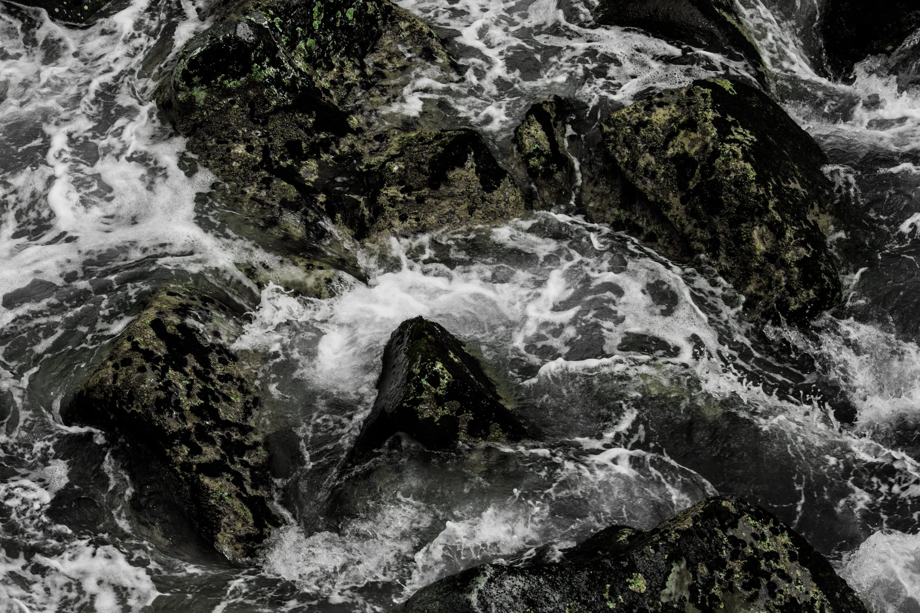 Вода горная порода. Естественные потоки воды. Rock Water Скальная вода. Вода в горных породах. Токовый камень.