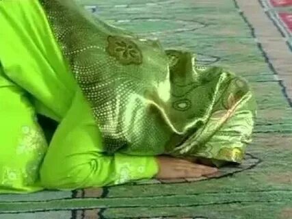 Анасы мен қызы бұлшық ет жігіттің үлкен тығыз әтешін сорады