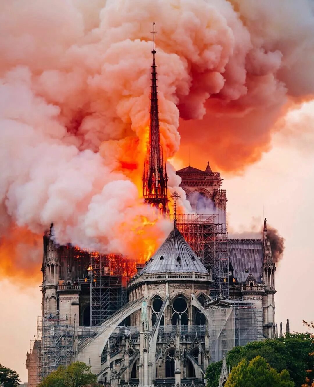 Почему сгорела эльфивая башня. Эйфелева башня пожар. Почему сгорела эльфивая башня. Пожары на эльфовой башни. Пожар на эйфелевой башне 2019.