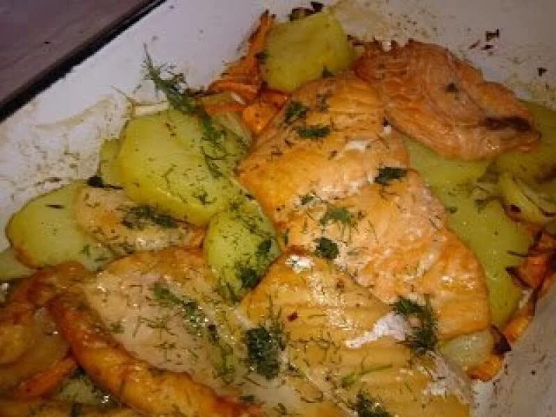 Красная рыба запеченная в духовке с картошкой. Красная рыба с картошкой. красная рыба в духовке с картошкой. лосось с картошкой в духовке. лосось запеченный с картофелем.