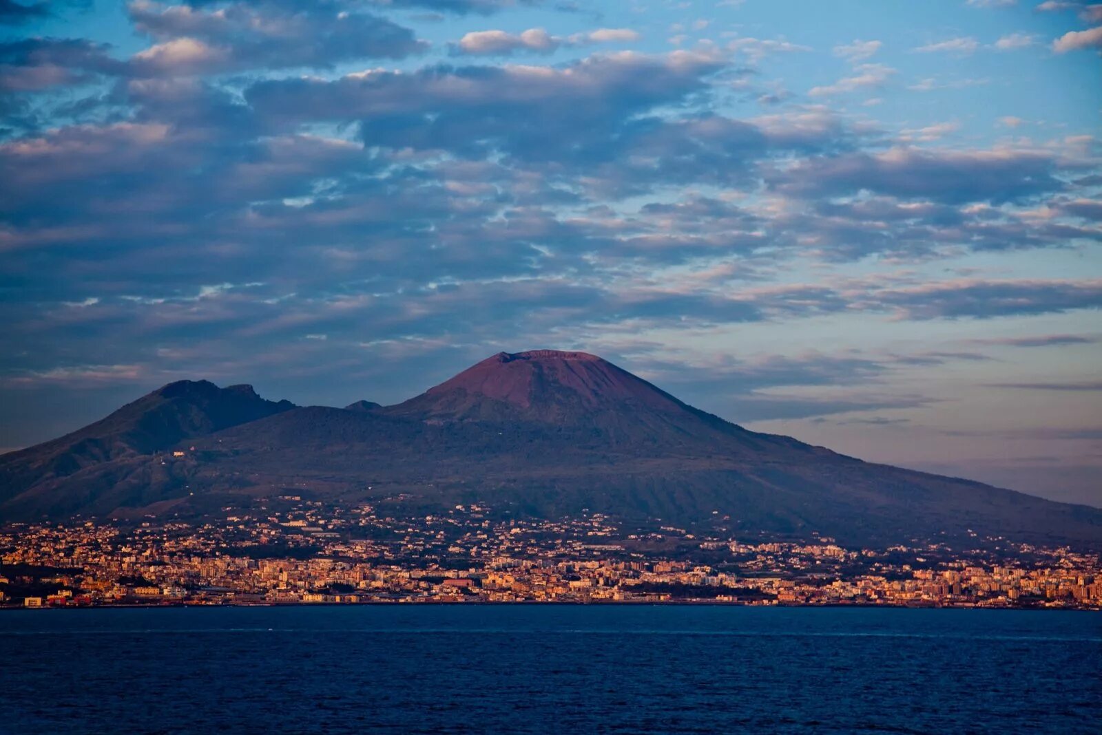 Mt vesuvius. Вулкан Везувий в Италии. Везувий Неаполь Италия. Гора Везувий Италия. Неаполь вулкан Везувий.