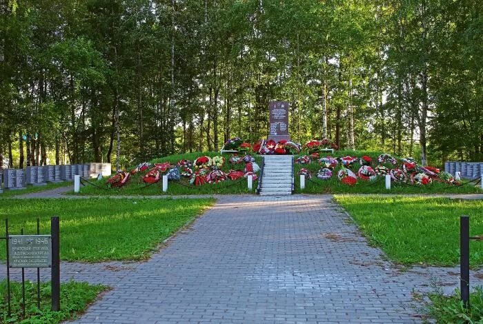 ладожский курган дорога жизни. памятник погибшим курсантам. ладожский курган обелиск. лесопарк ладожский мемориал. ладожский курган.
