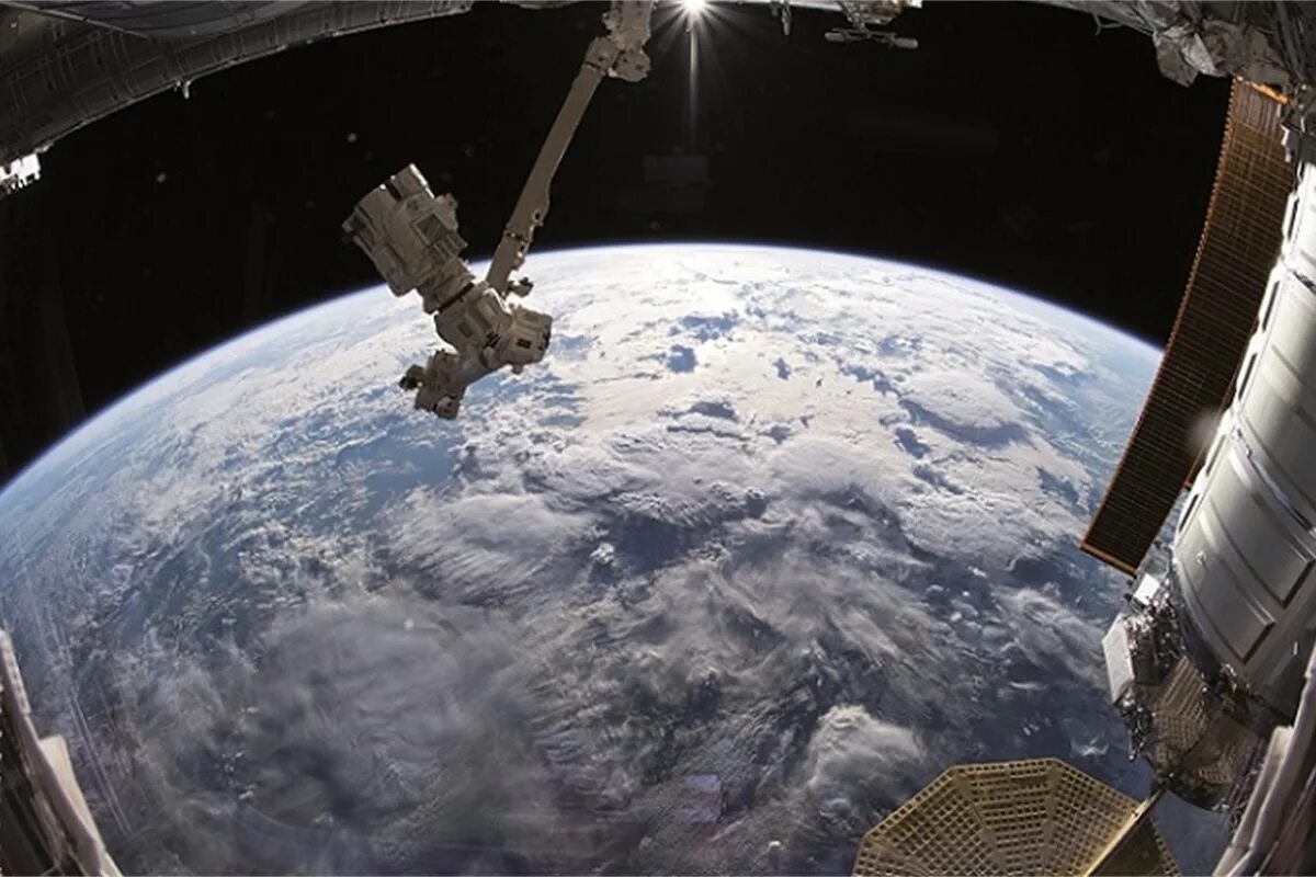 Entering space. Иллюминатор космического корабля МКС. Вид земли из космоса. Вид из иллюминатора в космосе. Земля в иллюминаторе.