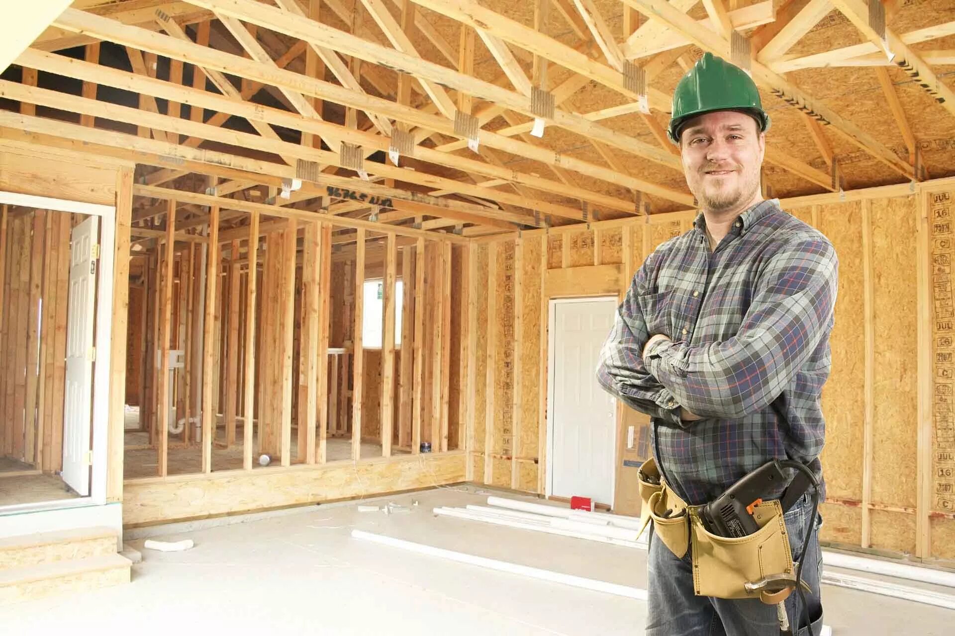 Плотник. Стройка домов. Рабочие на стройке. Стройка домов. Дерево на крыше.