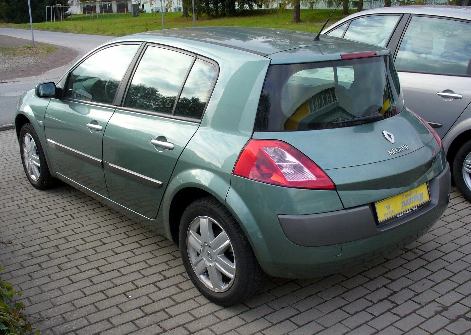 1.2 renault. Рено Меган 2 хэтчбек. Renault Megane 2 2005. Рено Меган 2 хэтчбек зеленый. Рено Меган хэтчбек 2007.