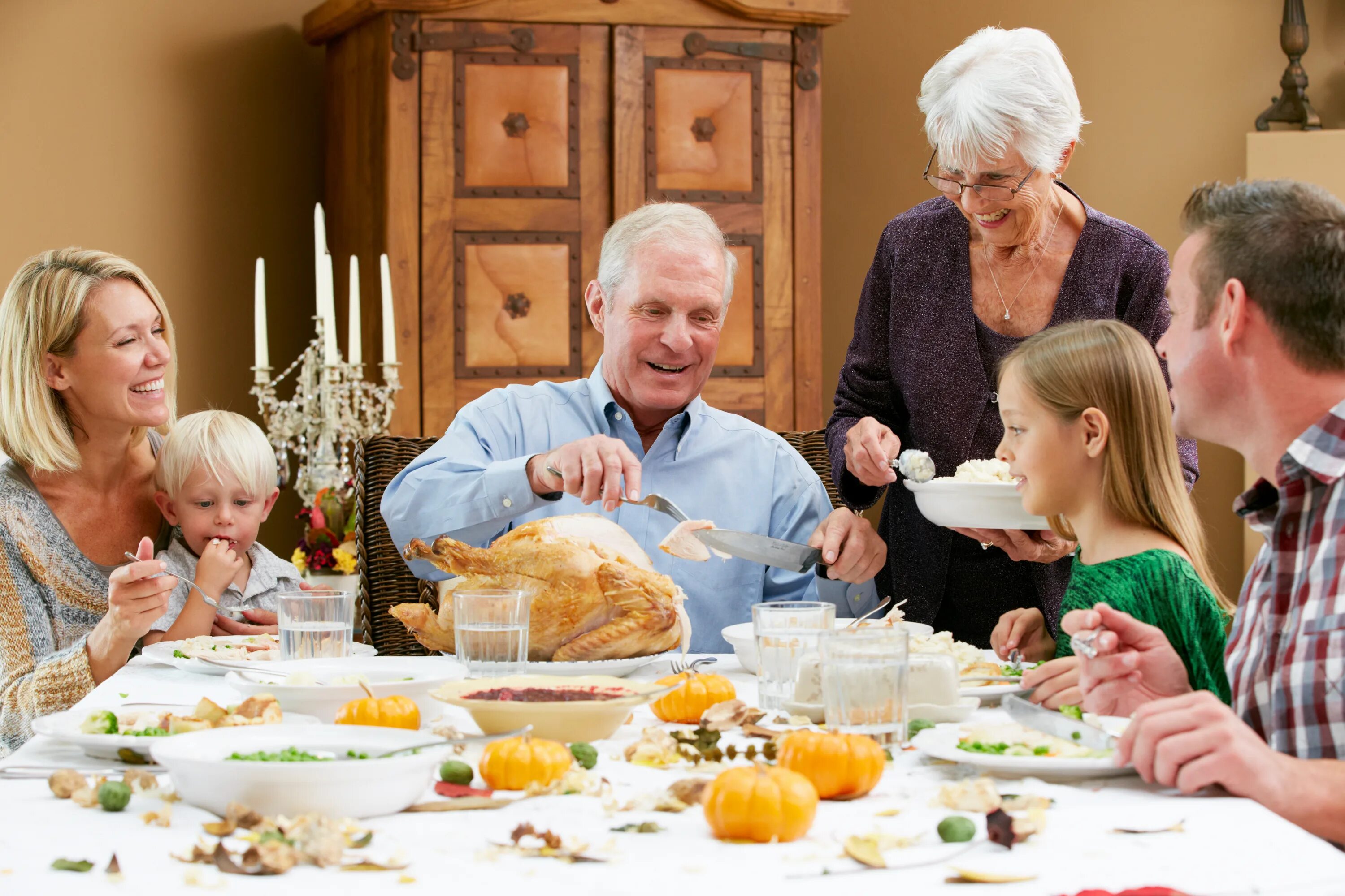 Do your grandparents. День Благодарения. Семья за столом. Семейные праздники. Семейные традиции.